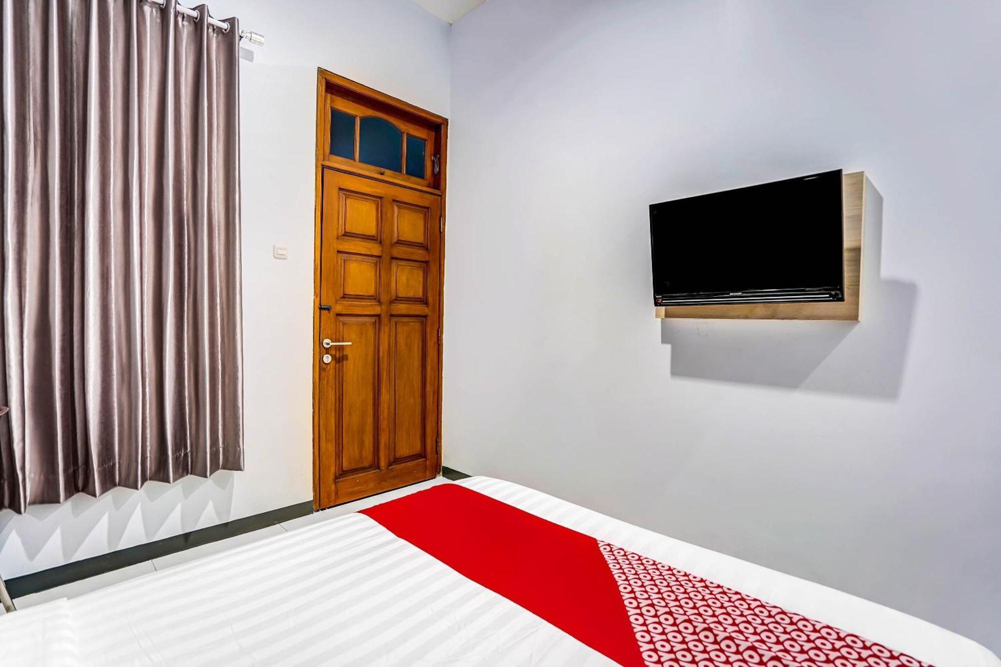 Oyo 90891 Parang Kusumo Residence Krembangan エクステリア 写真