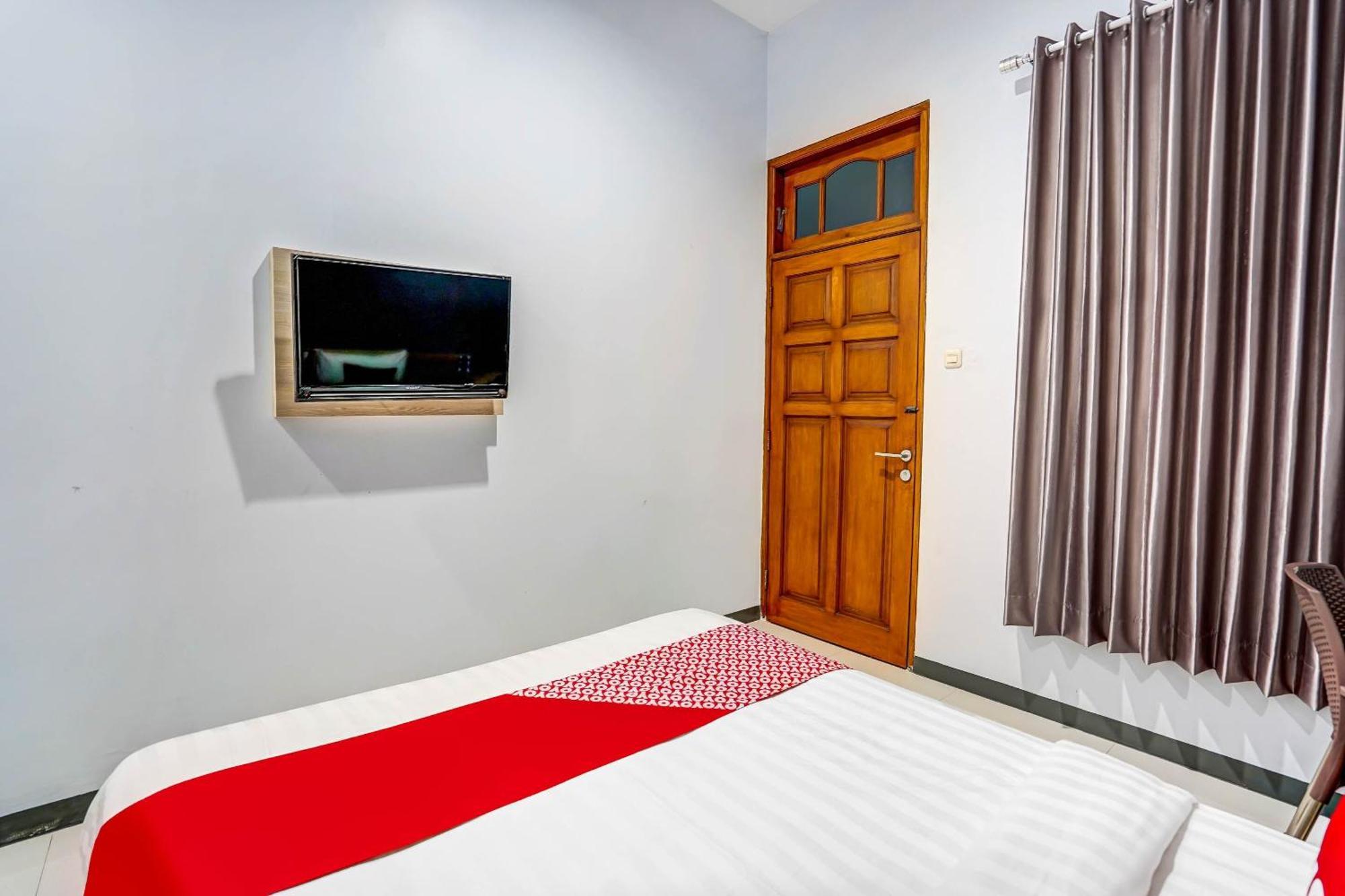 Oyo 90891 Parang Kusumo Residence Krembangan エクステリア 写真
