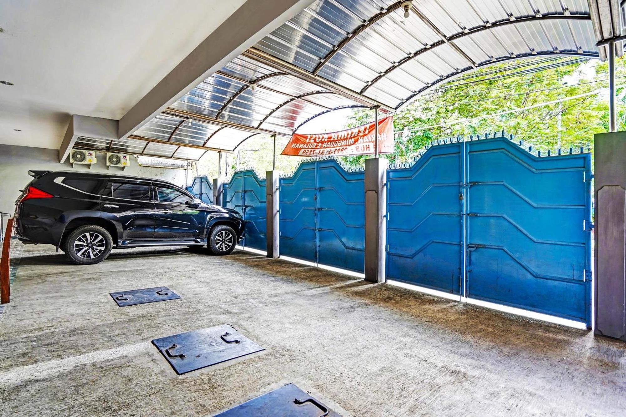 Oyo 90891 Parang Kusumo Residence Krembangan エクステリア 写真