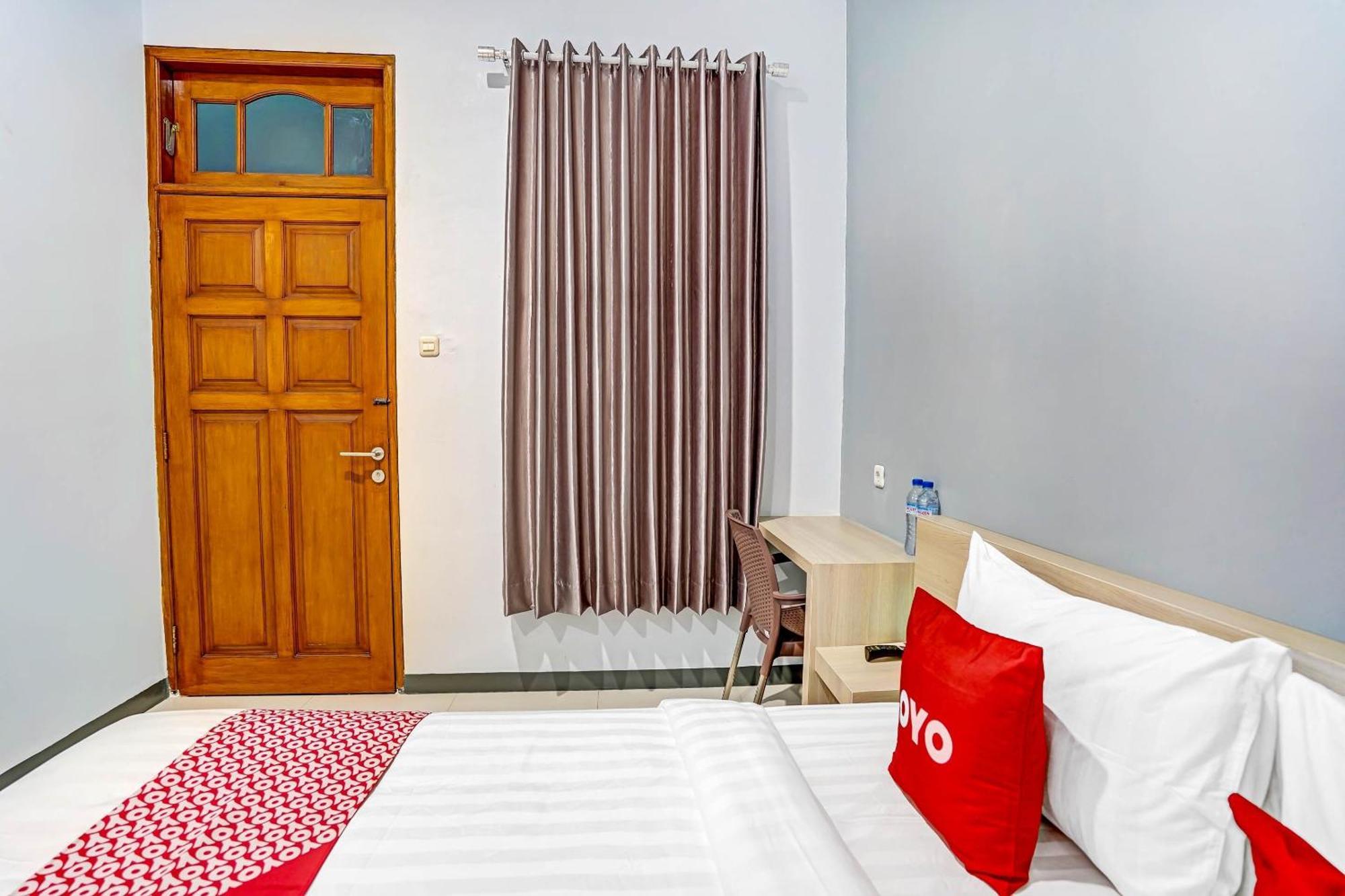 Oyo 90891 Parang Kusumo Residence Krembangan エクステリア 写真