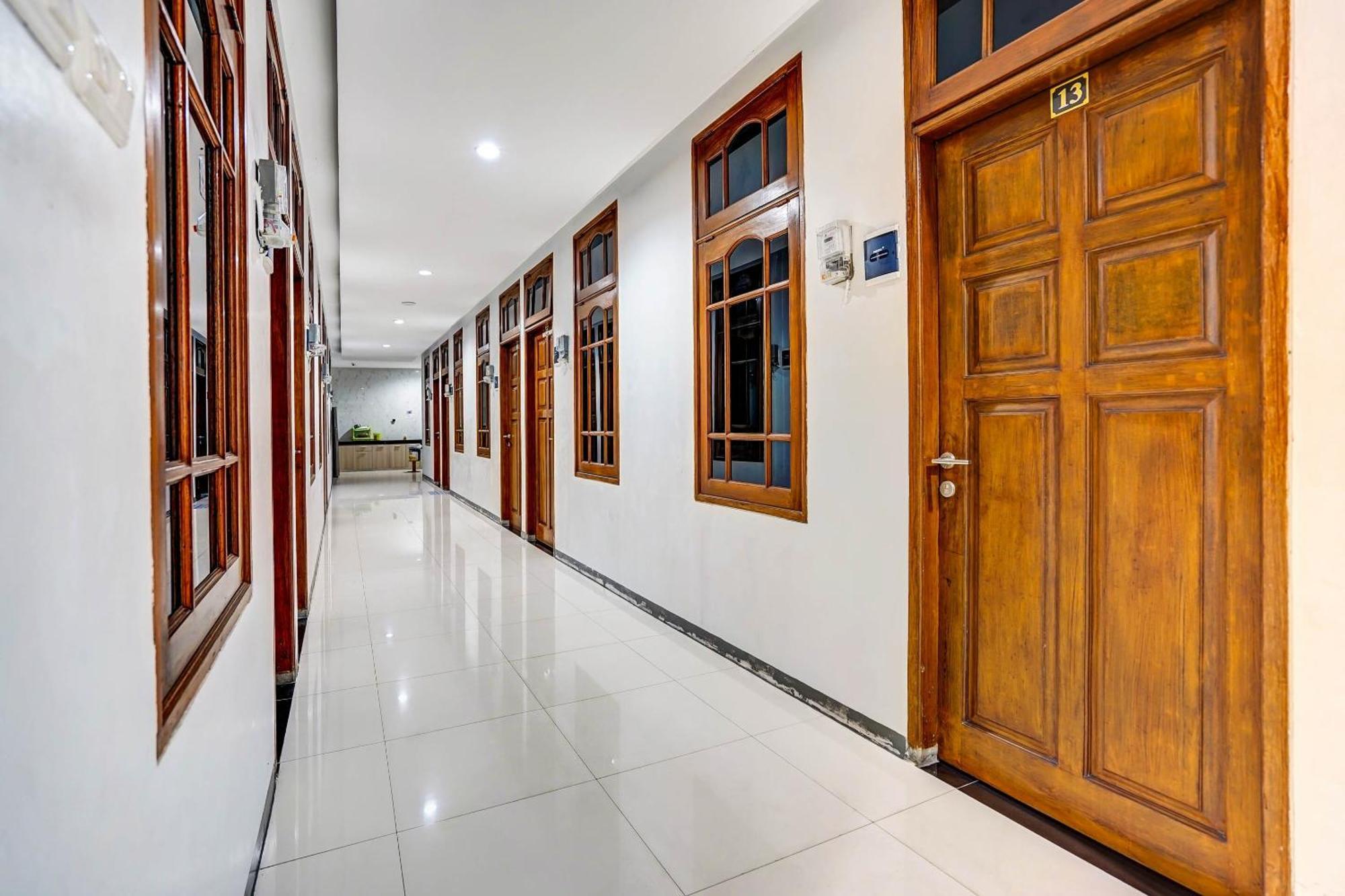 Oyo 90891 Parang Kusumo Residence Krembangan エクステリア 写真