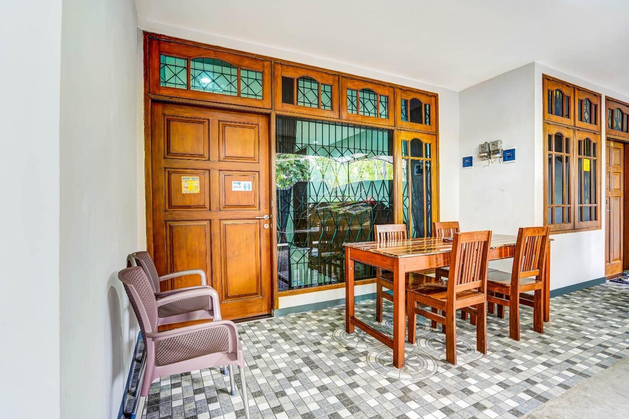 Oyo 90891 Parang Kusumo Residence Krembangan エクステリア 写真