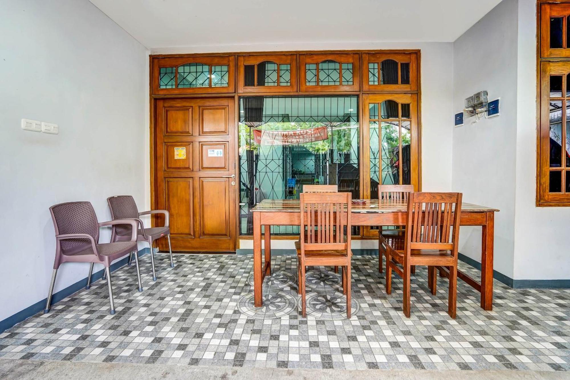 Oyo 90891 Parang Kusumo Residence Krembangan エクステリア 写真