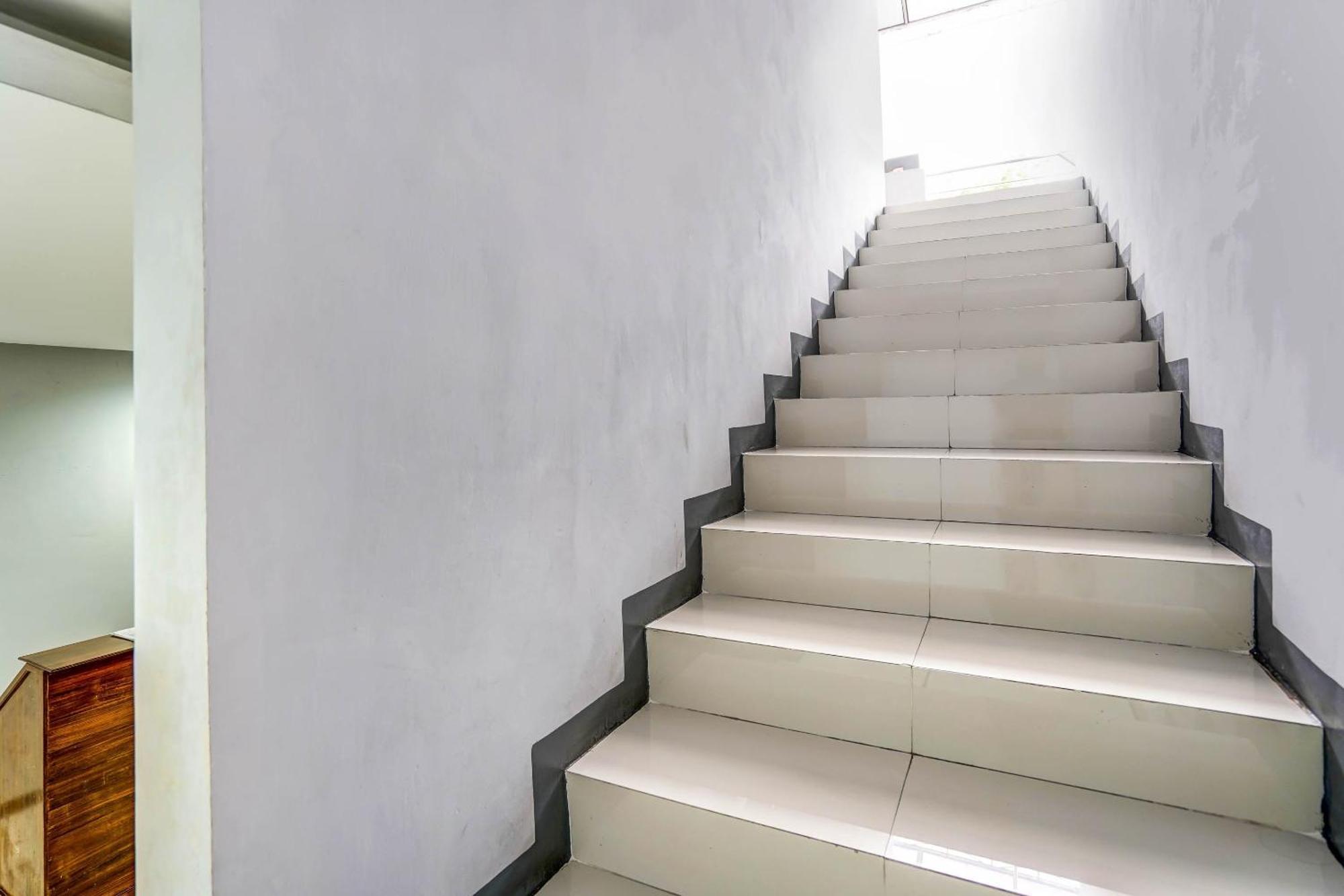 Oyo 90891 Parang Kusumo Residence Krembangan エクステリア 写真