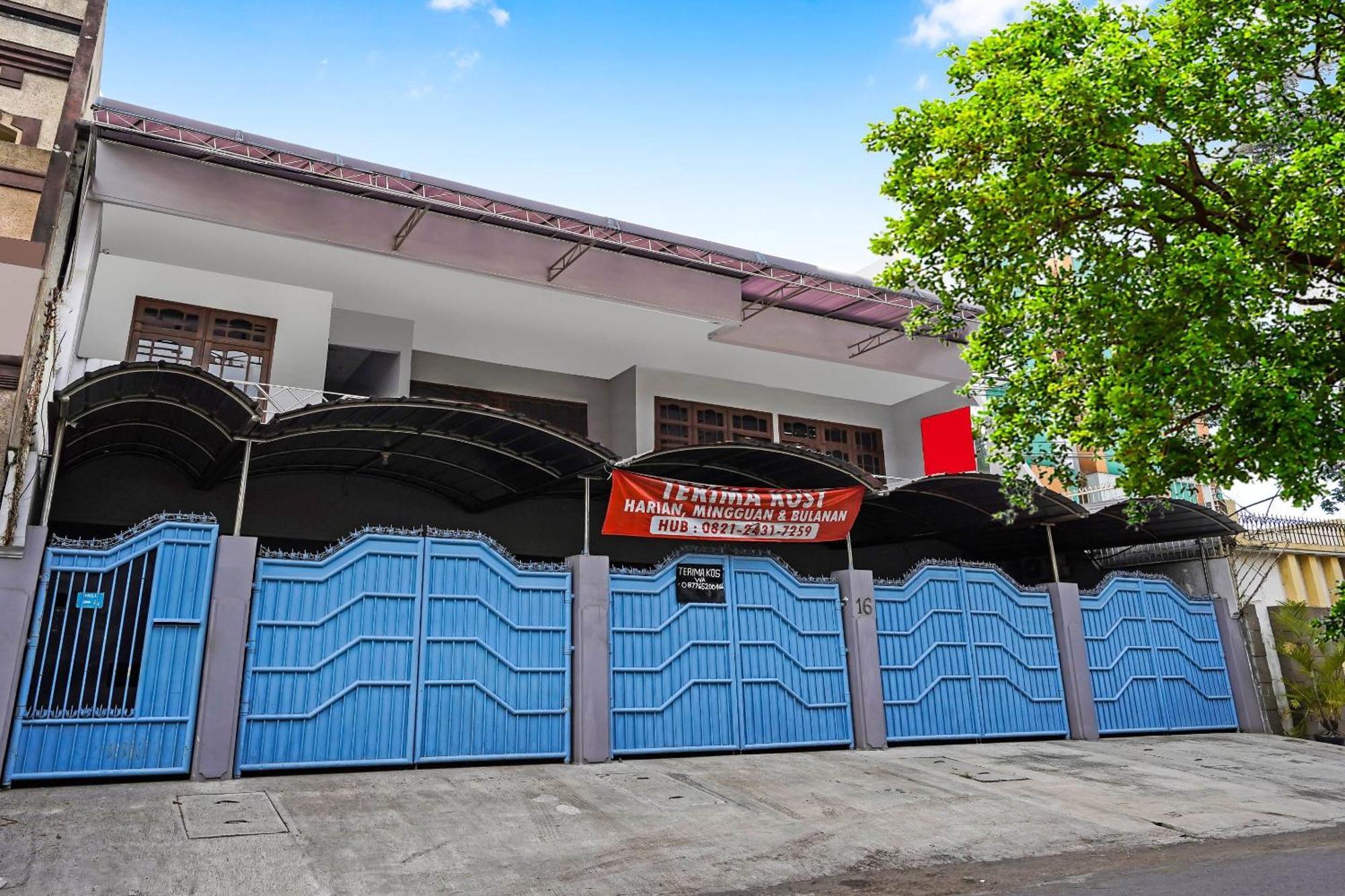 Oyo 90891 Parang Kusumo Residence Krembangan エクステリア 写真